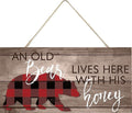 woodsign an Old Bear Lives Here with His Honey Wooden Plank Sign Plaque Home Decor Art Gifts 5 x 10 Inches(XXQ011)