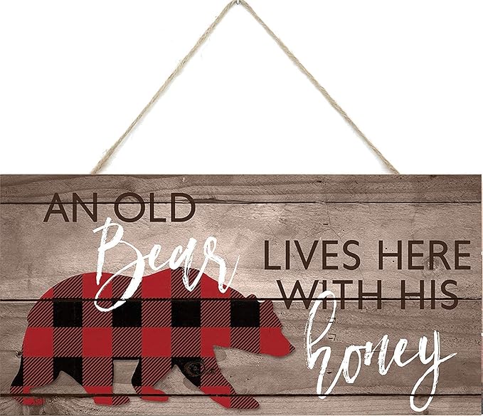 woodsign an Old Bear Lives Here with His Honey Wooden Plank Sign Plaque Home Decor Art Gifts 5 x 10 Inches(XXQ011)